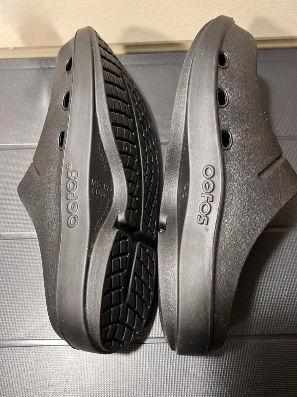 OOFOS OOclog Recovery Clogs • Black • Women’s 7 • Like New - Picture 4 of 8